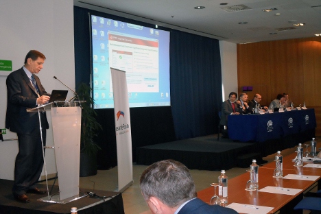 Jornadas financieras de la Casa de Rusia en Barcelona. A la izquierda, el vicepresidente de la Duma, Alexander Zhúkov. Fuente: Maite Montroi.